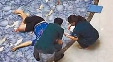 电梯又杀人！监控父子诡异坠梯瞬间 身旁一滩血迹