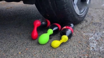 趣味实验：牛人驾驶小汽车碾压黄色小鸭子玩具，避免浪费请勿模仿哦