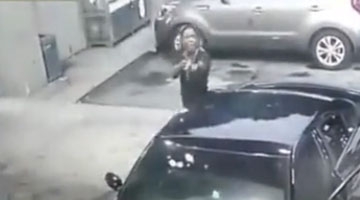 监拍2名黑人男子加油站上演激烈枪战 场面堪比电影大片