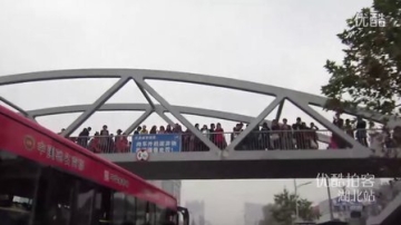 [拍客]武汉公务员考生挤公交 车门被挤变形