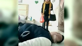 小伙假装中毒身亡恶搞，媳妇发现后拳打脚踢
