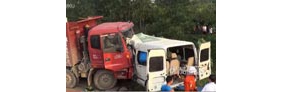【拍客】面包车与货车相撞已致8死4重伤现场