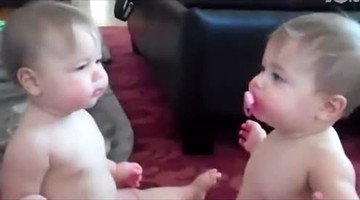 萌死了！可爱宝宝奶嘴争夺战，看着好暖心