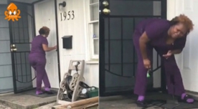 塑料母女情！母亲内急门前尿裤 女儿车内笑嗨