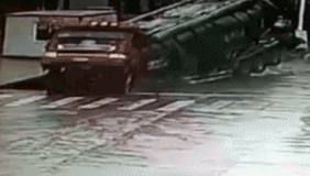 实拍浙江天台县路面突然塌陷 大货车瞬间拦腰陷入