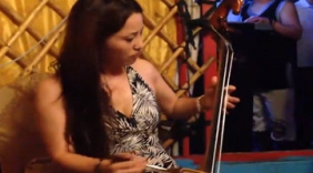 美女在蒙古包演奏马头琴，帅呆了！