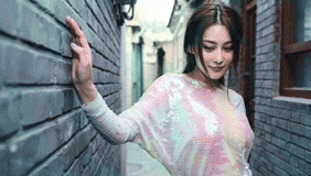 独家目击张馨予上演激吻摸胸 当红小花夜撩同组已婚男