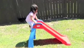 妈妈早晨喊宝宝起床，看到这样的画面，心都萌化了，太可爱了