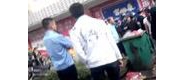 实拍城管集体砸早餐铺 打摊主大叔全过程