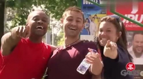 老外街头恶搞 神秘的标枪