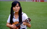 【拍客】萌妹校园操场ukulele弹唱骊歌