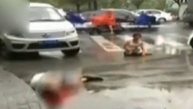 实拍苏州一司机手持钢管狂砸两人 疑因路口抢道