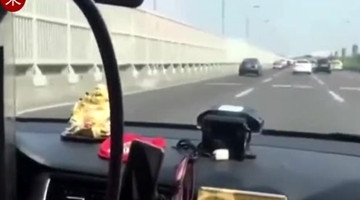 危险！上海的哥2分钟超50辆车 吓坏车上乘客