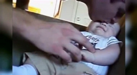 萌宝睡了被爸爸亲醒，看萌宝慢慢醒来的样子，太可爱！