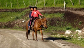 这解释不清了 内蒙古学生骑马上学