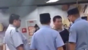 实拍男子地铁1号线逃票被抓 辱骂殴打地铁工作人员