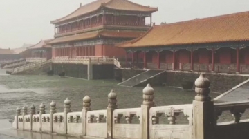 实拍大雨里的北京故宫：雨水沿红墙瓦檐呈珠帘状落下
