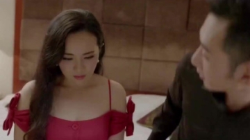 帅哥一把抱住美女，一番甜言蜜语轰炸，和美女热吻起来