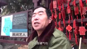 庙会牛人秀硬气功绝活千斤磨盘覆身无压力