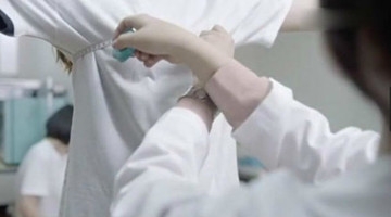 女子整容胸部掉到肚脐上 