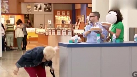 生日蛋糕用来恶搞，想要直接扣路人脸上，吓跑路人