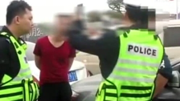 两车追尾的交通事故，碰撞后却引发“全武行”