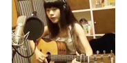 【拍客】可爱美女翻唱《坐在巷口的那对男女》