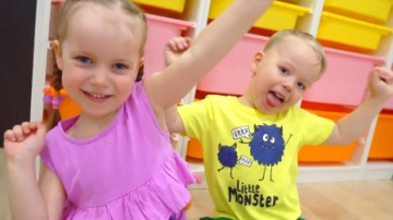 萌娃小可爱们的玩具可真有趣呀！两个小家伙还把妈妈捉弄了一番，真是顽皮呢！