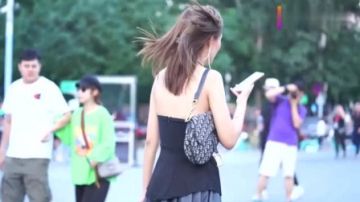 街拍美女，小姐姐的双眼皮好深邃，是做的双眼皮吗？
