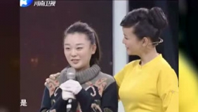 美女带来一副对联，专家幽默的点评引全场大笑！