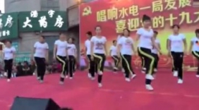 美女们台上跳鬼步舞，舞蹈表演很好看