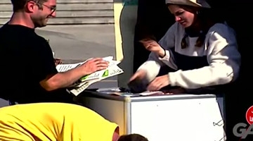 街头恶搞，妹子恶搞路人，突然多了一只手！