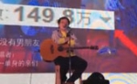 【拍客】屌丝男士年会诉苦仍单身 边吃边唱引爆全场
