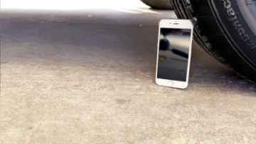 减压实验：牛人把苹果手机、玩具、趣趣蛋放在车轮下，好减压，勿模仿