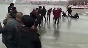 暖心！母子3人坠冰窟 十余人手拉手排人墙救援