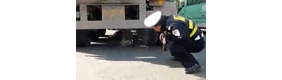【拍客】一人被大货车卷入车底 交警车轮下救人