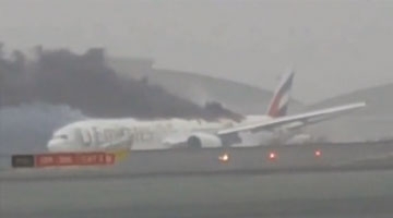 迪拜一飞机用机腹迫降 发动机爆炸现场浓烟四起