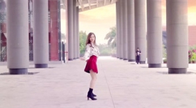 美女踩高跟穿短裙热舞，大长腿引路人围观