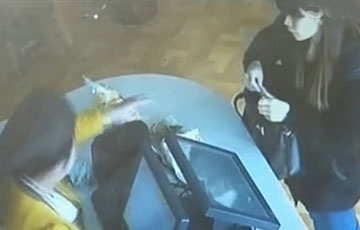 【拍客】年轻女子验钞机前玩“钞票调包” 监控记录全过程