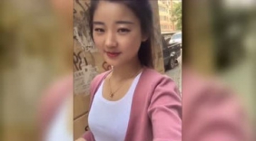 邻家漂亮的妹子天天玩自拍，看得我有点把持不住了