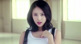 美女热舞，大长腿大胸闪人眼，很是性感！