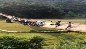 实拍江西一晃桥突然垮塌 众人挂在上面挣扎