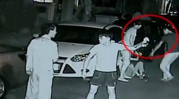 实拍暴徒围殴男子追进小区 保安制止遭砍伤