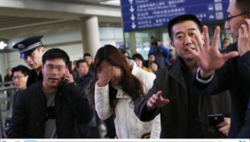 【拍客】马航MH370失联超21小时 乘客家属失声痛哭