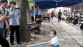 网曝小孩手持钢管对抗城管 围观路人哄笑
