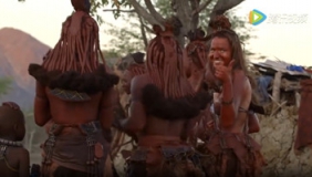 这里的妇女一生都不洗澡 皮肤已经变成了红色