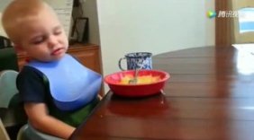 萌宝边吃饭边打瞌睡，这表情超级可爱！