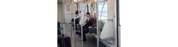 【拍客】雷人男子地铁里面脱裤子