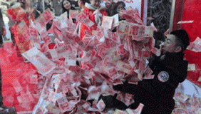 街头撒钱测试中国国民素质