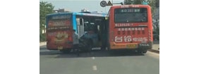 【拍客】两公交司机斗气飙车 竟当街开车对撞